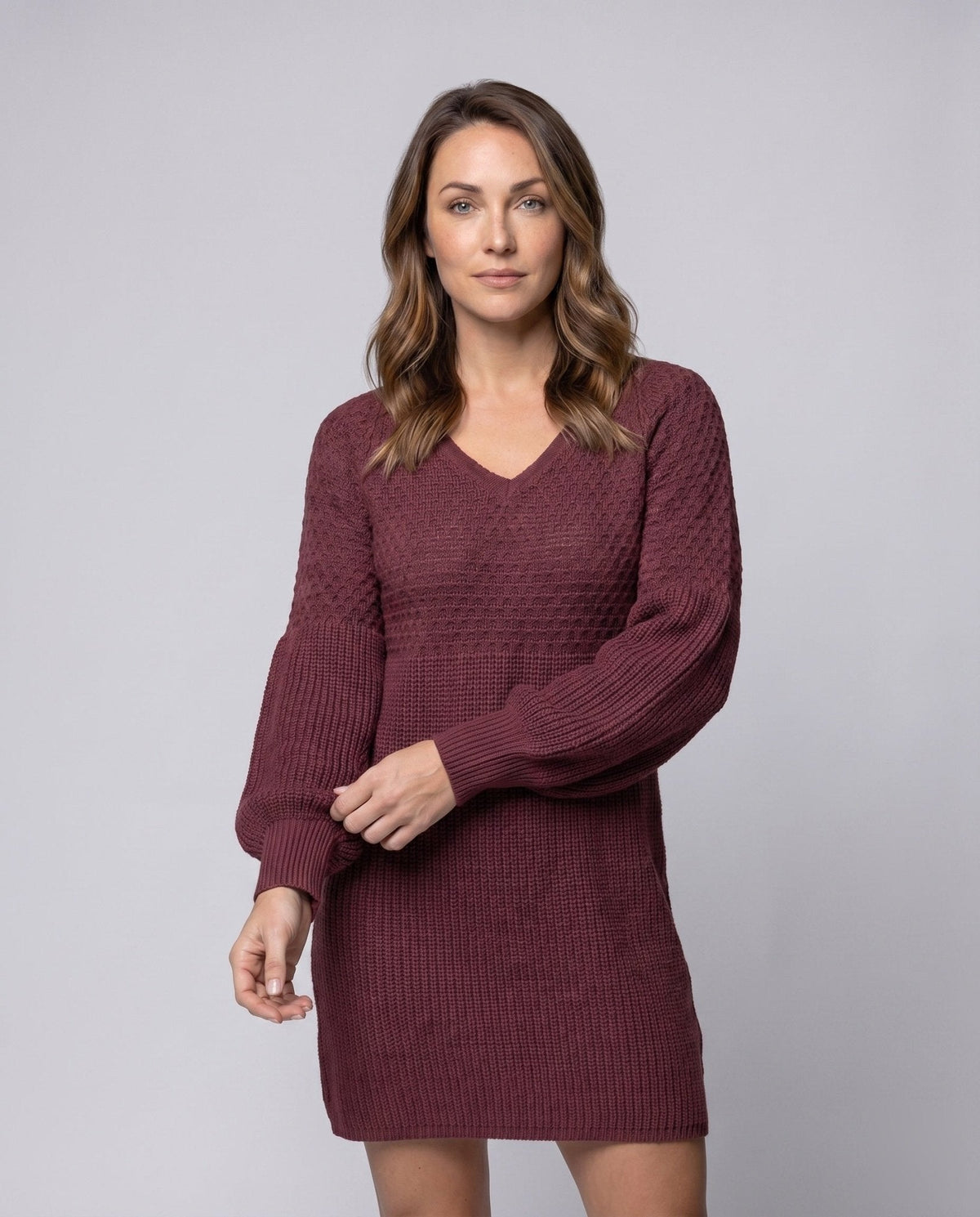 Women’s knit dress with V-neckline and airy sleeves - Chichicherry