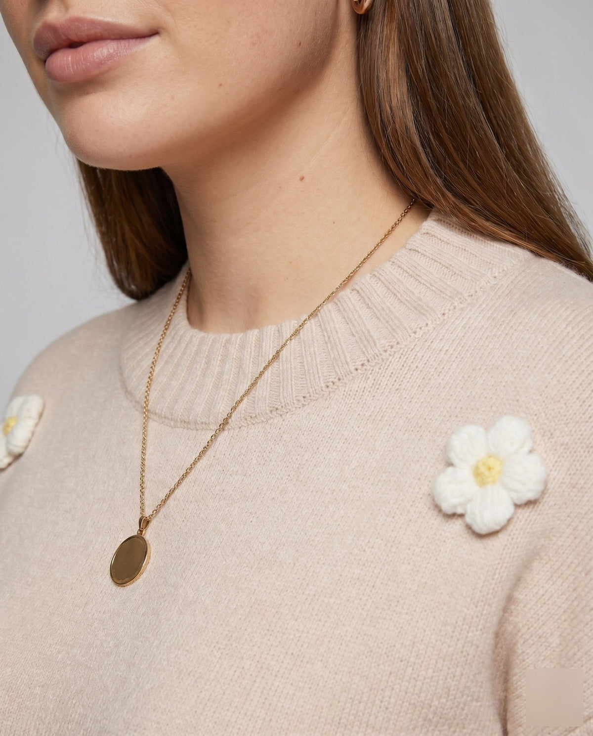 Women's knit sweater with floral appliqués and casual cut - Chichicherry