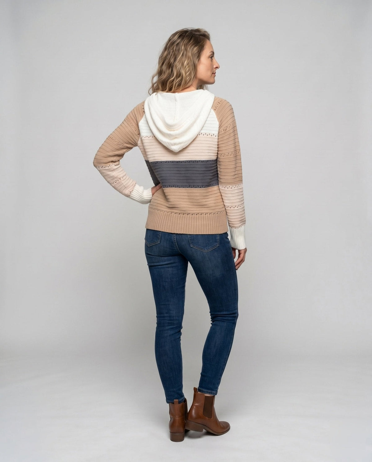 Women's knit sweater with modern V-neck and casual cut - Chichicherry