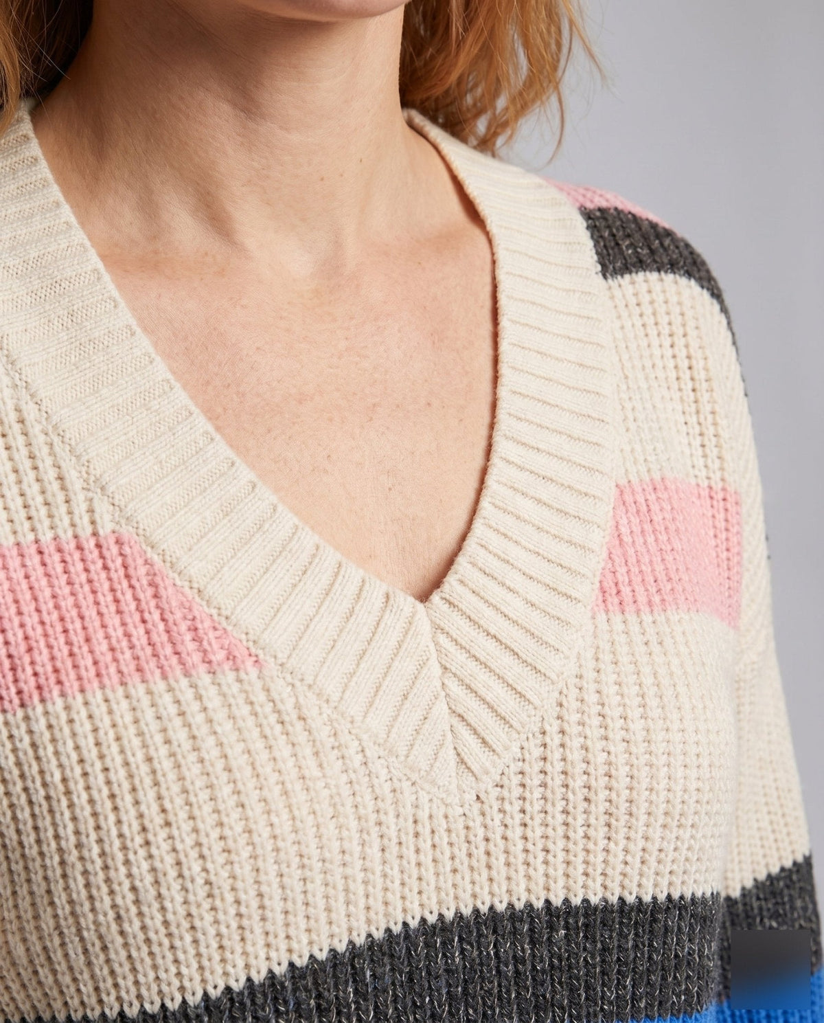 Women's knit sweater with V-neck and casual stripe pattern - Chichicherry