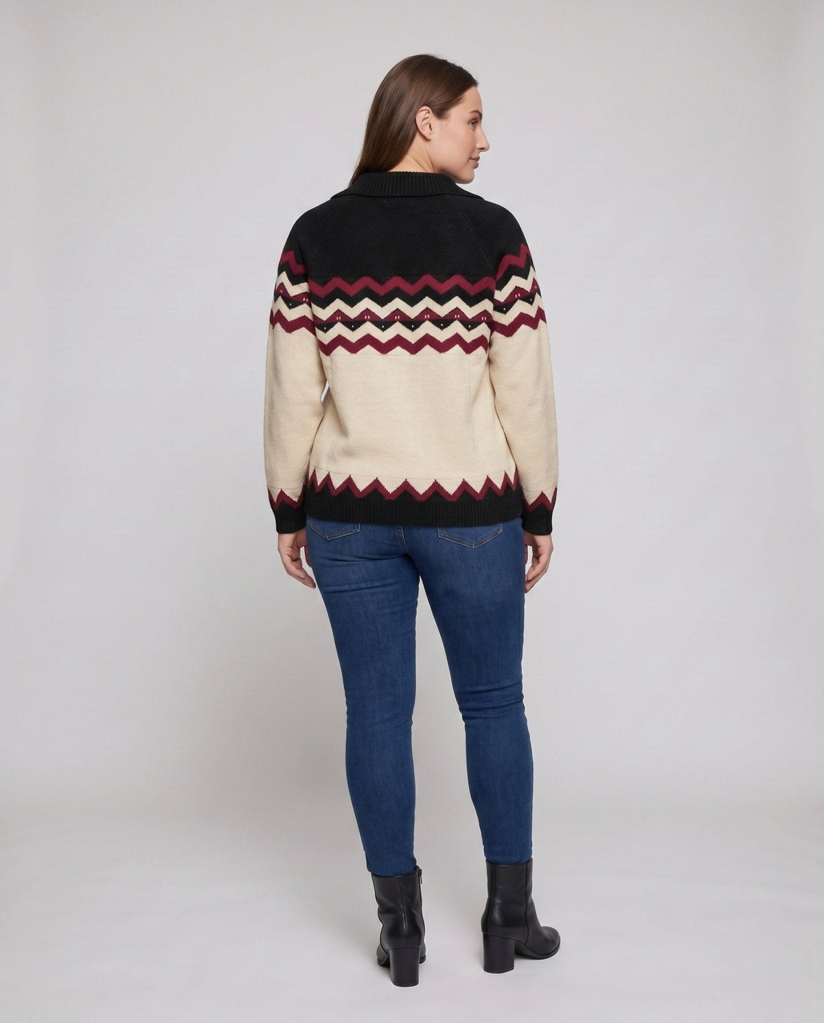 Women's knitted pullover with geometric pattern and modern collar - Chichicherry