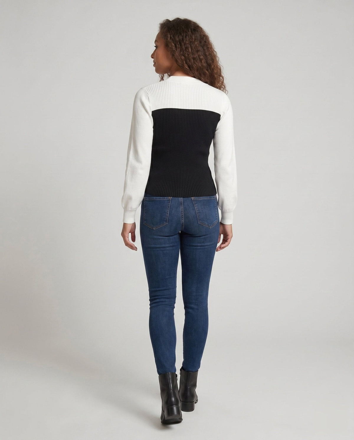 Women's knitted top with elegant tie and modern button details - Chichicherry