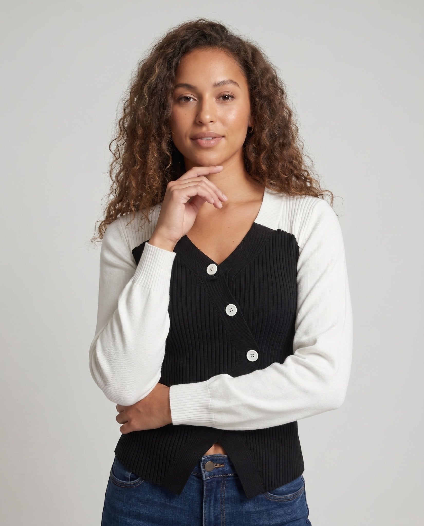Women's knitted top with elegant tie and modern button details - Chichicherry