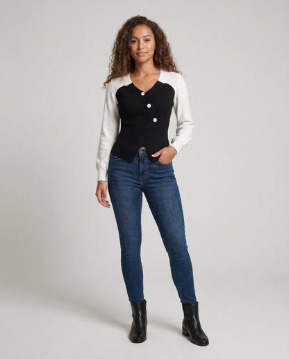 Women's knitted top with elegant tie and modern button details - Chichicherry