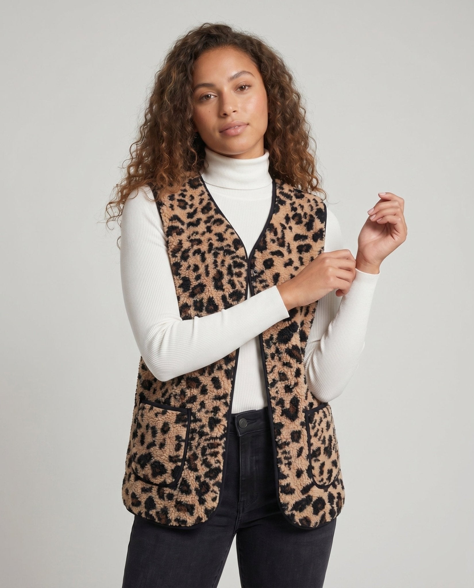 Women's knitted vest with animal pattern - Chichicherry