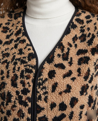 Women's knitted vest with animal pattern - Chichicherry