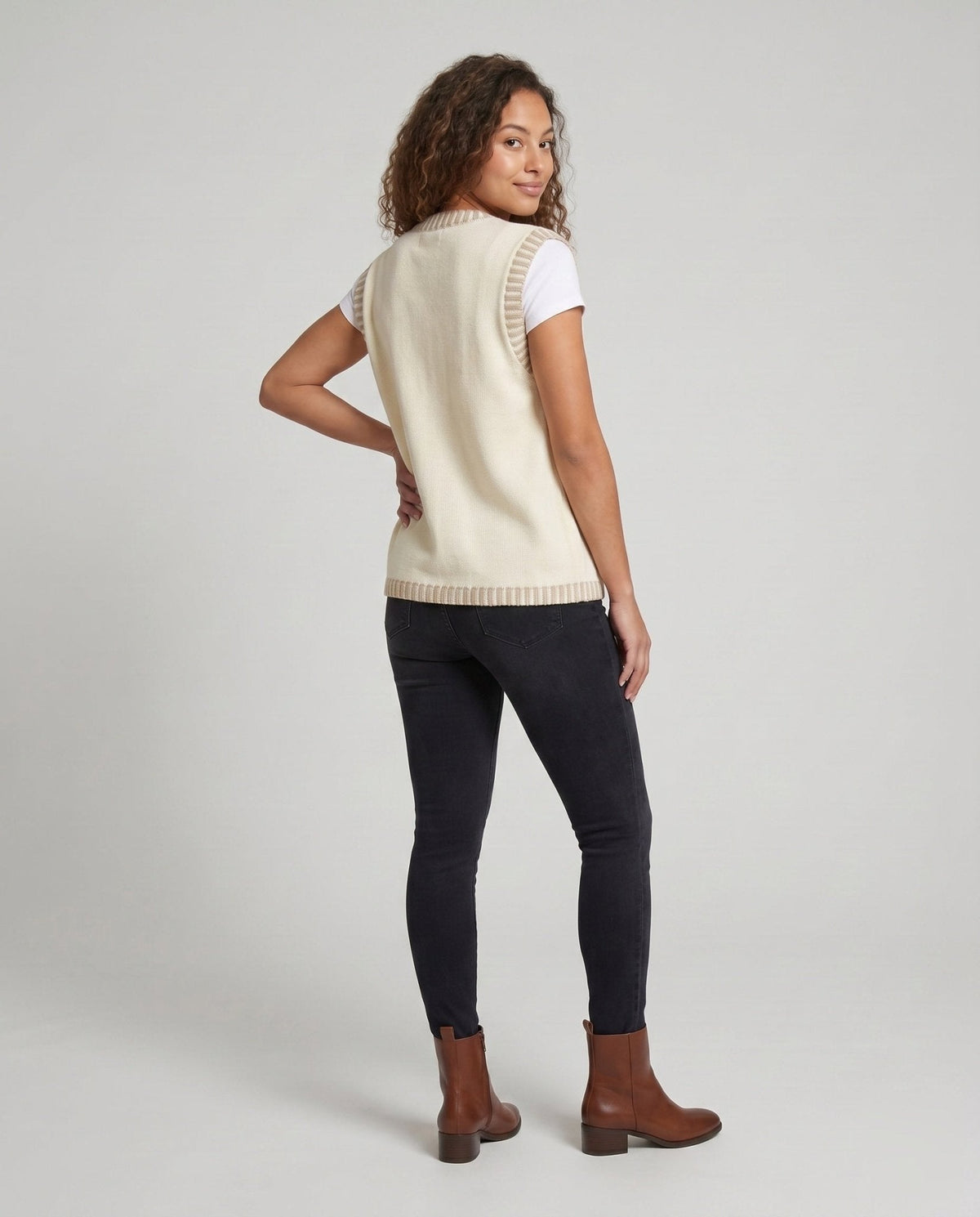 Women's knitted vest with button details and pockets - Chichicherry