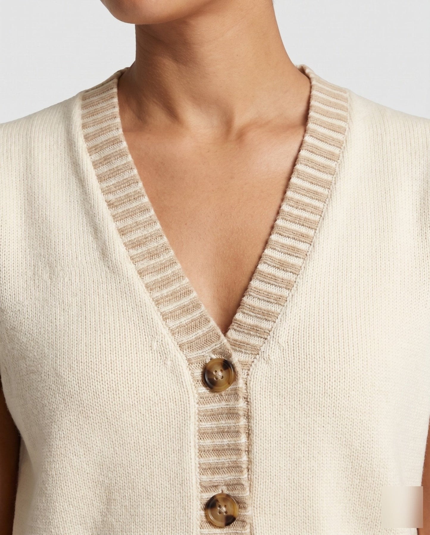 Women's knitted vest with button details and pockets - Chichicherry