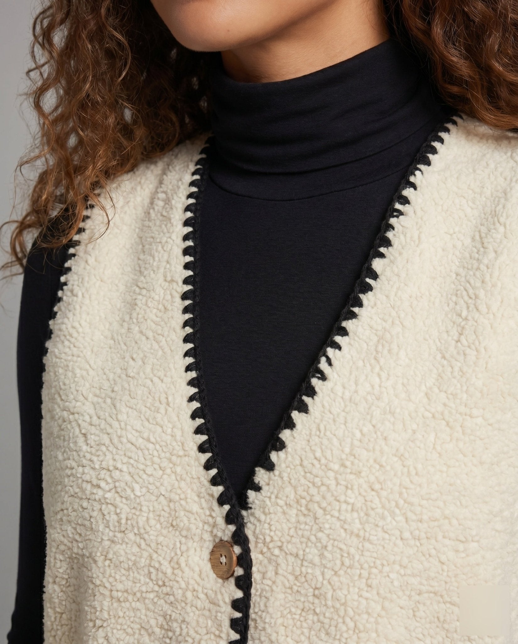 Women's knitted vest with contrasting seams and practical pockets - Chichicherry