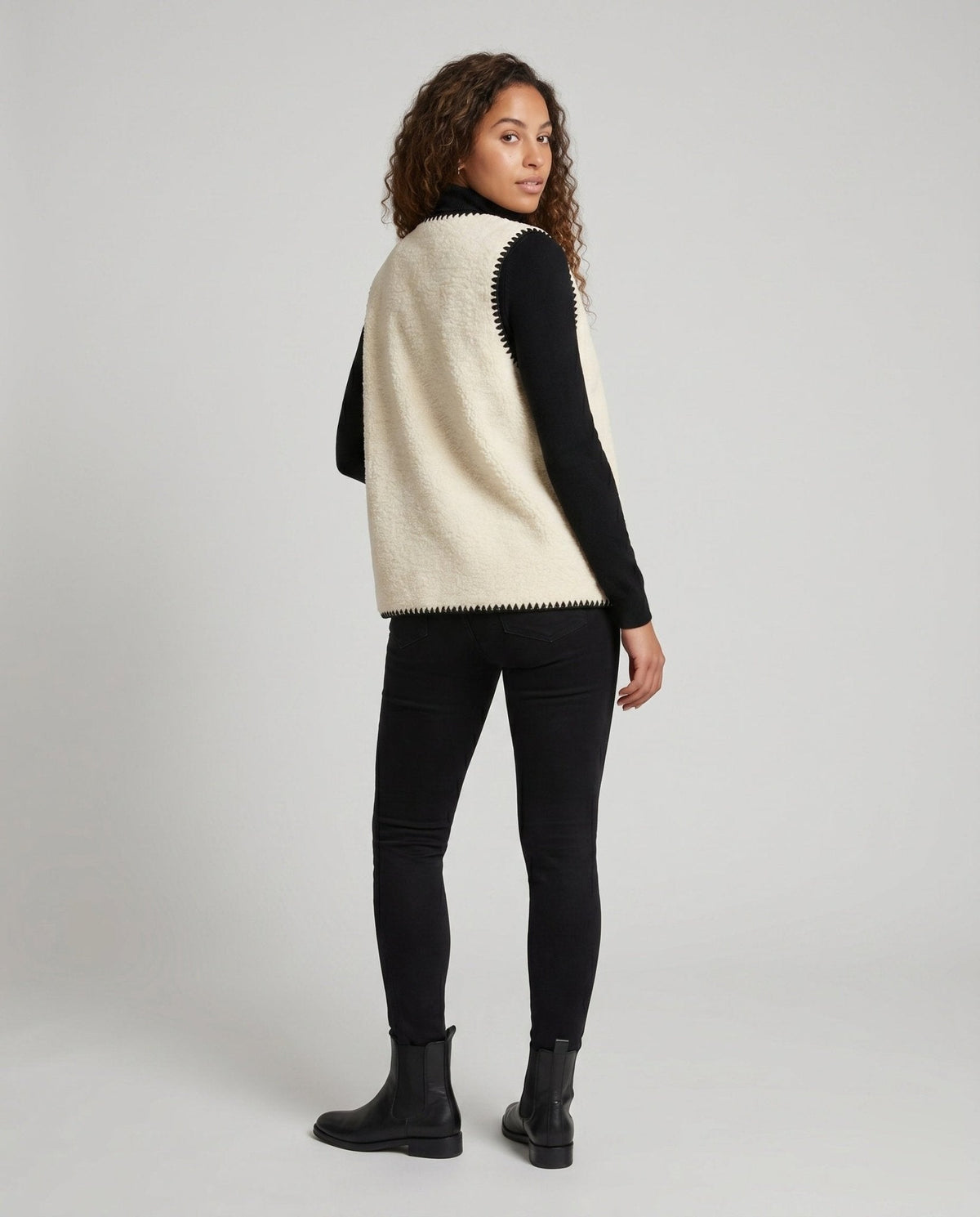 Women's knitted vest with contrasting seams and practical pockets - Chichicherry