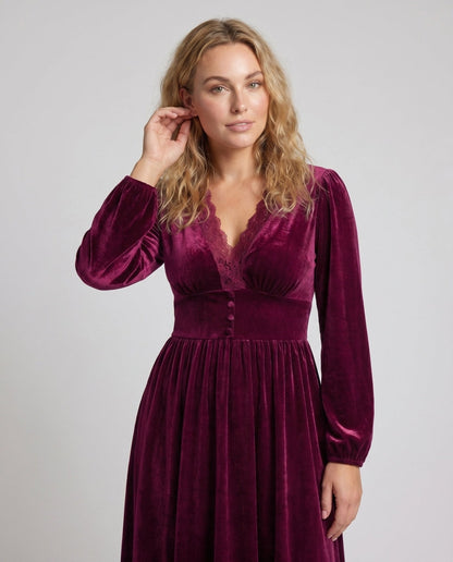 Women’s maxi dress with elegant lace accents - Chichicherry