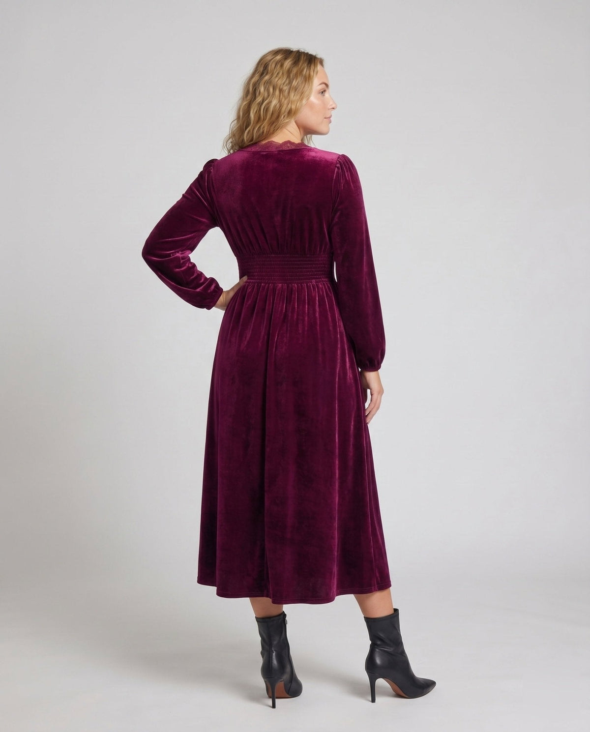 Women’s maxi dress with elegant lace accents - Chichicherry