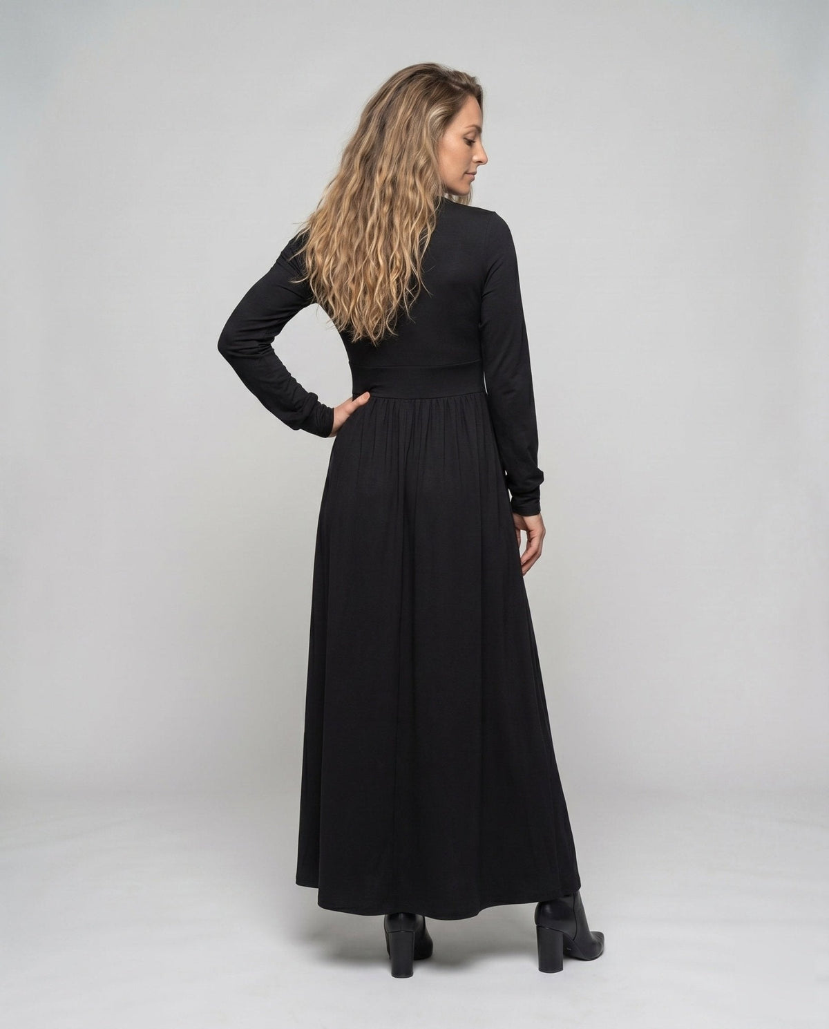 Women's maxi dress with elegant V-neckline and sophisticated slit - Chichicherry