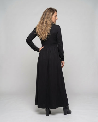 Women's maxi dress with elegant V-neckline and sophisticated slit - Chichicherry