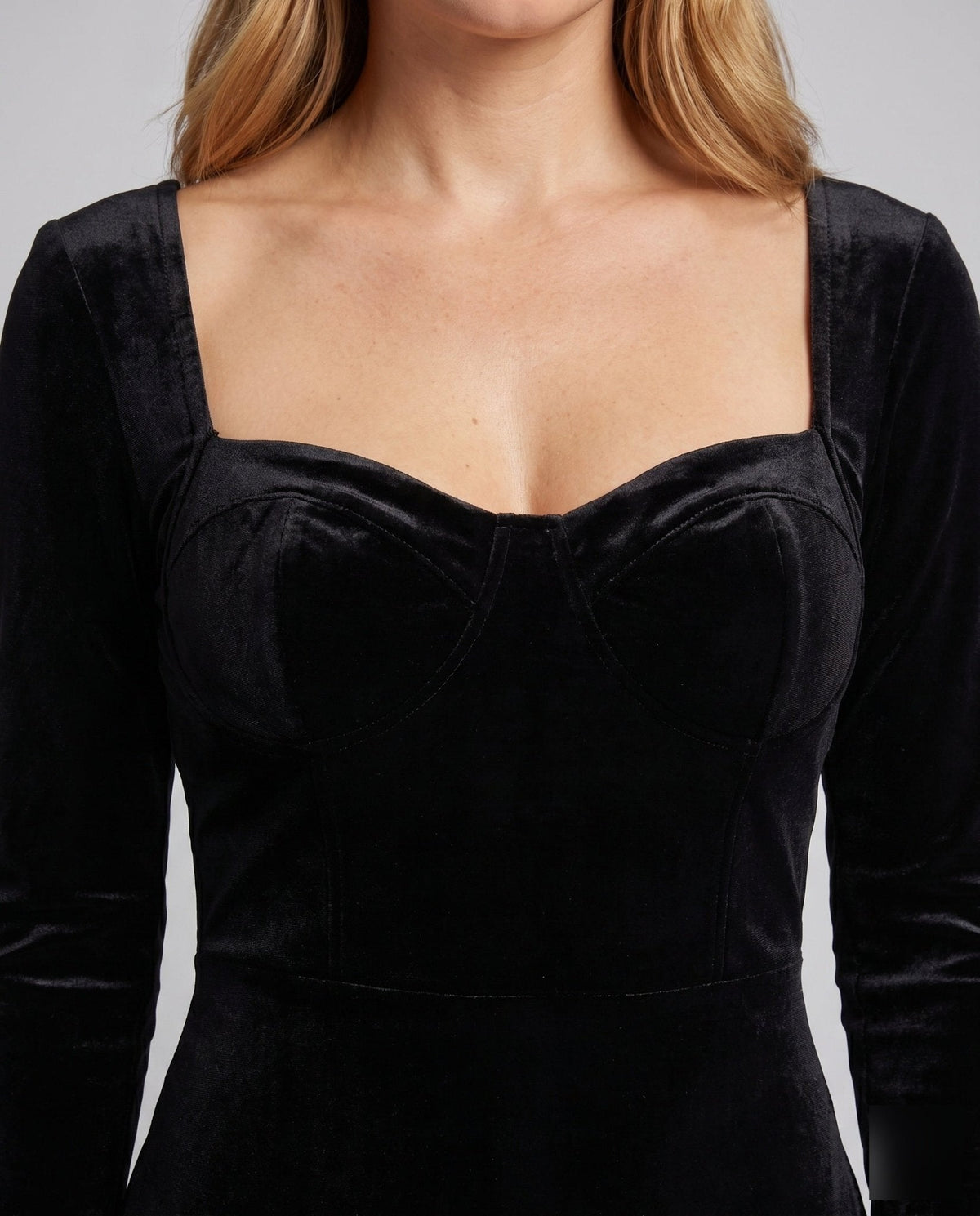 Women's mini dress with elegant pleated hem and tailored top - Chichicherry