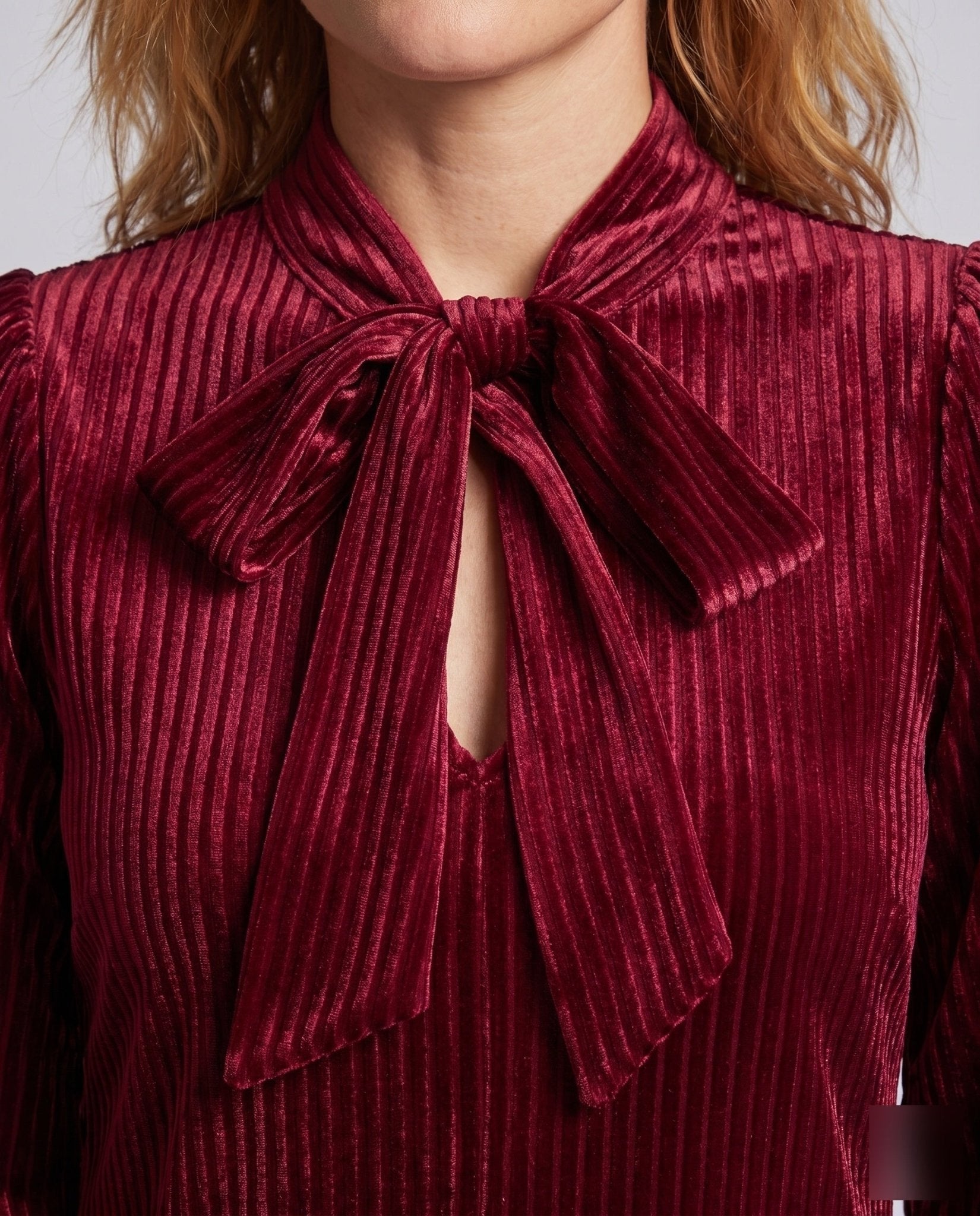 Women's pleated dress with elegant bow collar and ruffles - Chichicherry