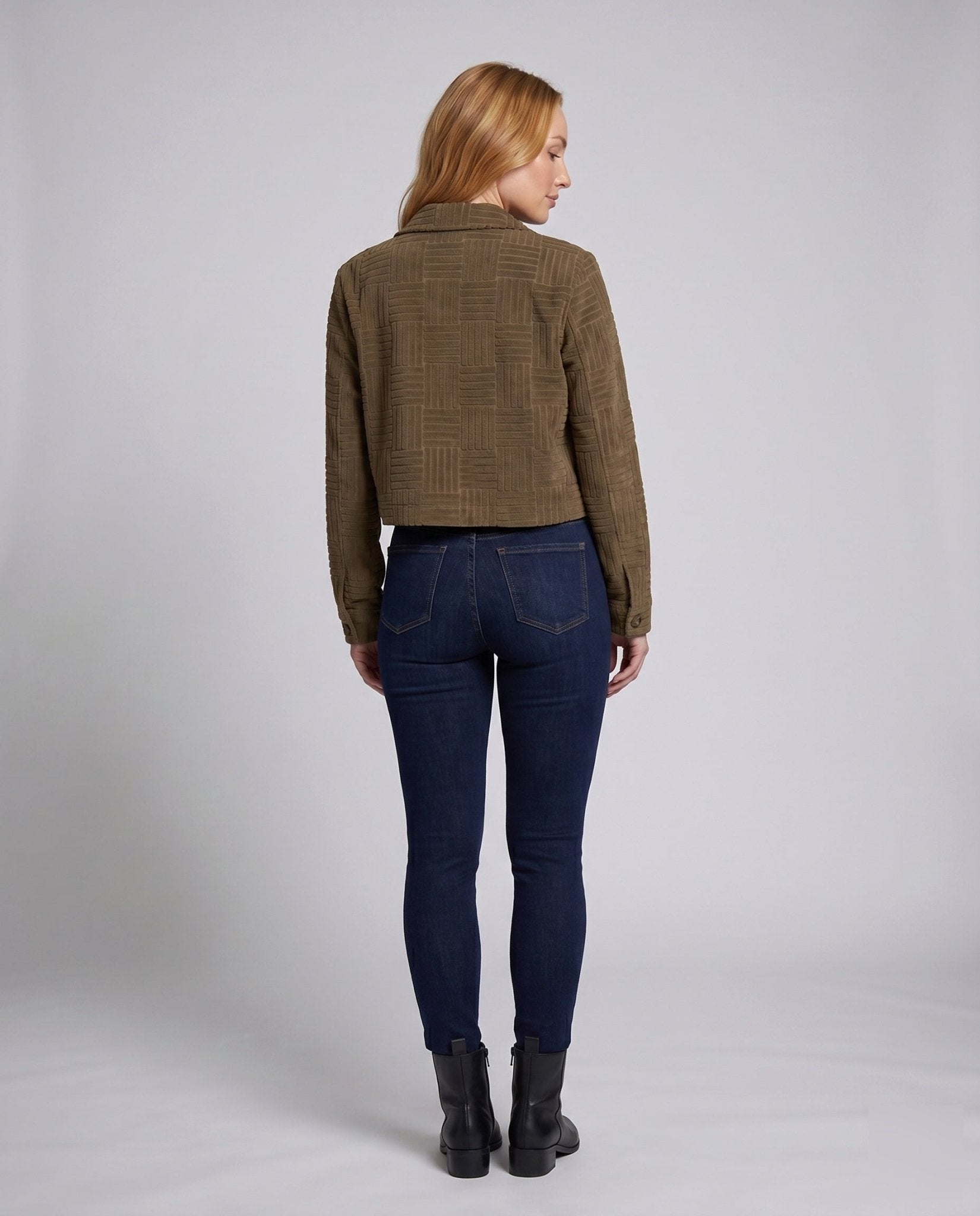 Women's short jacket with textured design and practical pockets - Chichicherry