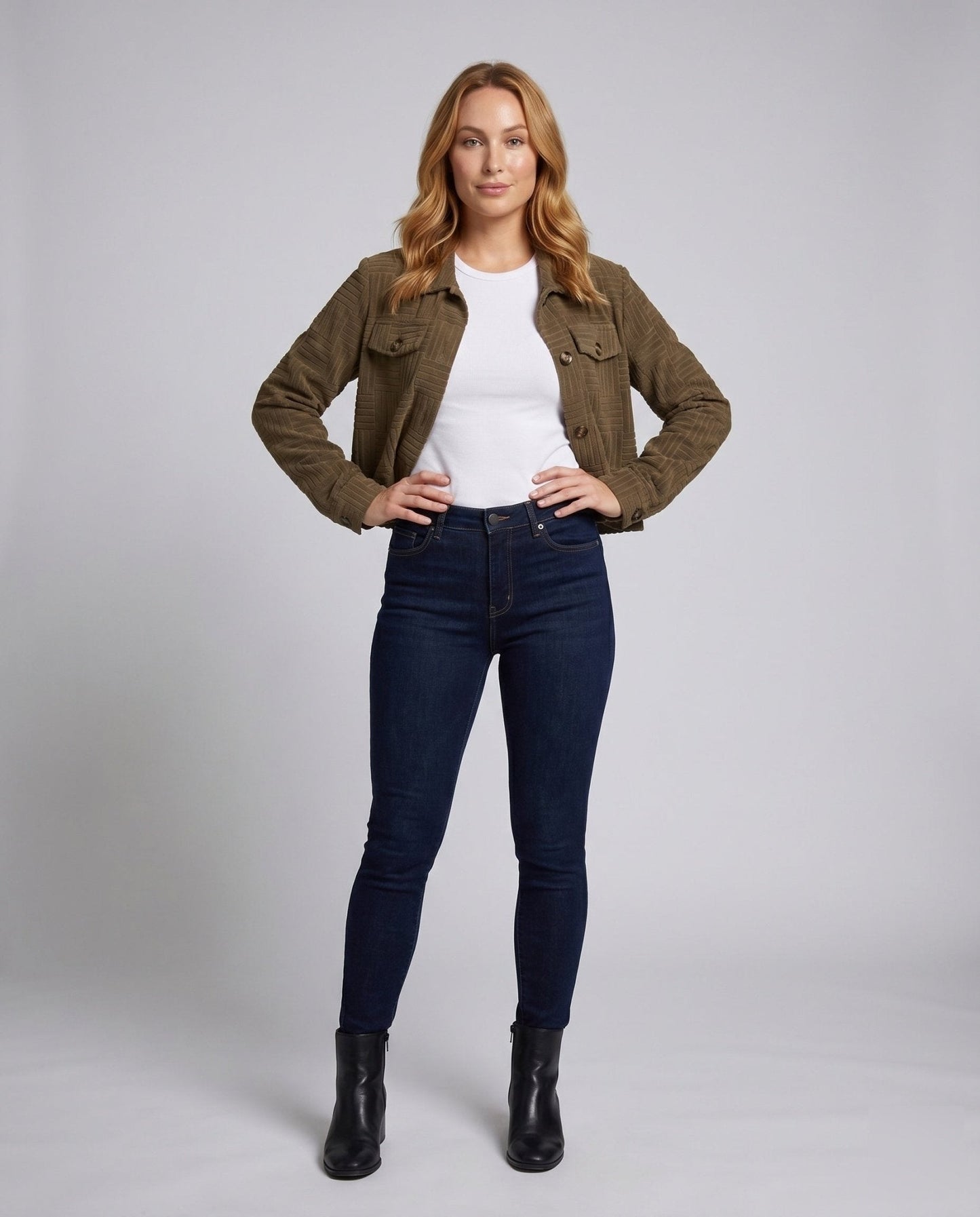 Women's short jacket with textured design and practical pockets - Chichicherry