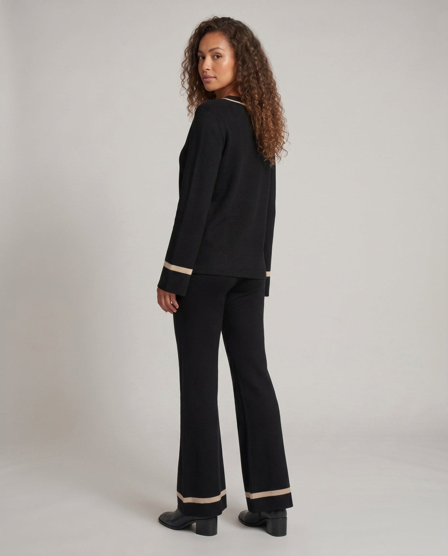 Women's stylish knit suit with wide leg and V-neck - Chichicherry