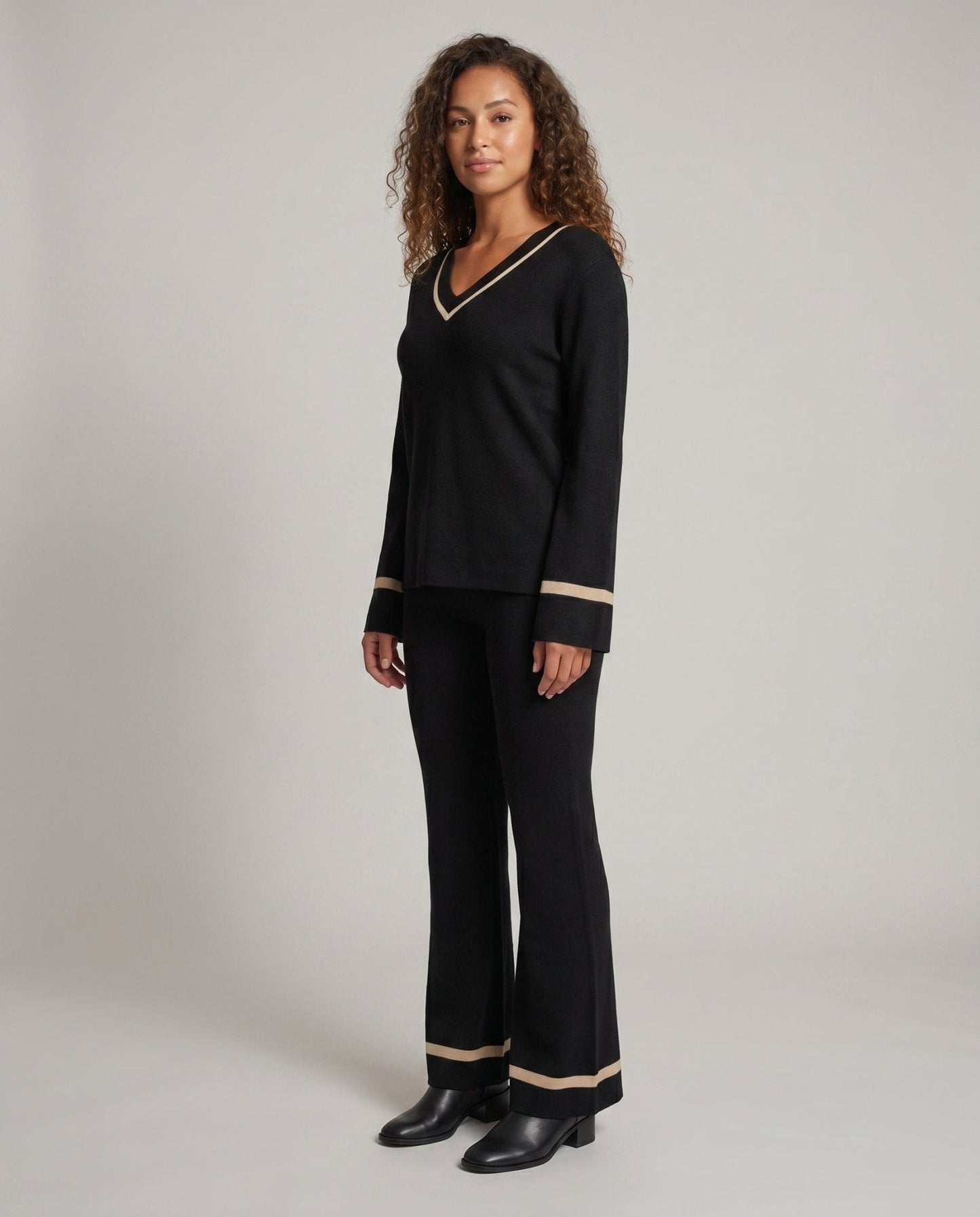 Women's stylish knit suit with wide leg and V-neck - Chichicherry