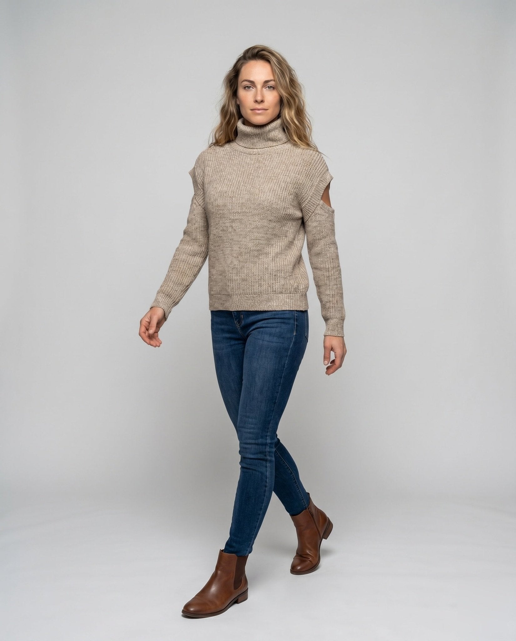 Women's sweater with trendy cut-out design - Chichicherry