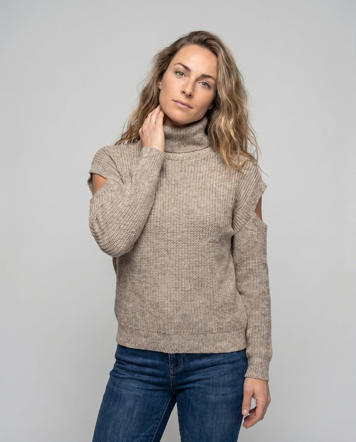 Women's sweater with trendy cut-out design - Chichicherry