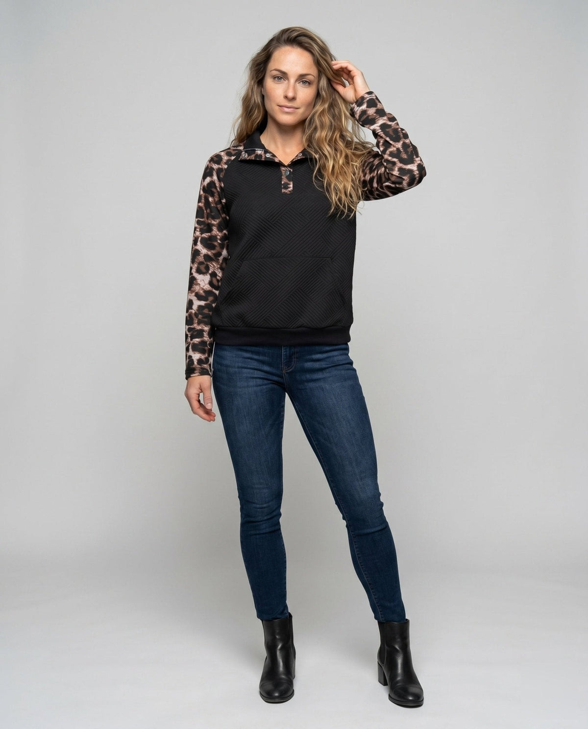 Women’s sweatshirt with animal print and modern stand-up collar - Chichicherry