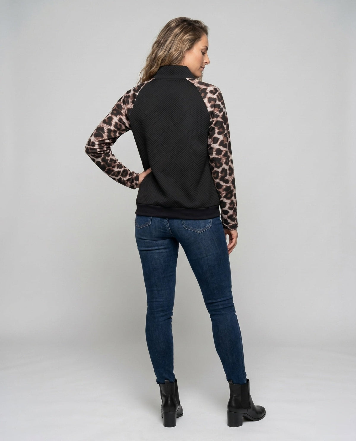 Women’s sweatshirt with animal print and modern stand-up collar - Chichicherry