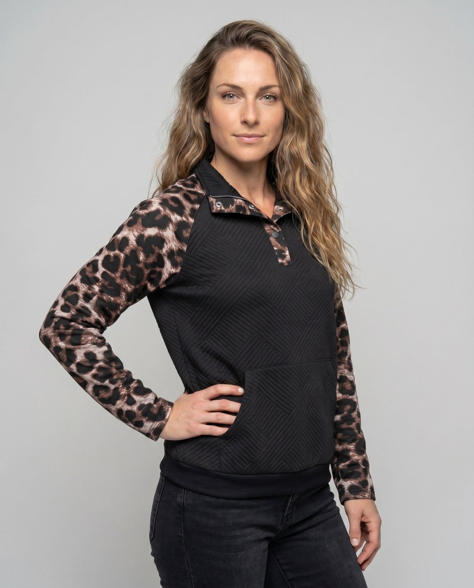 Women’s sweatshirt with animal print and modern stand-up collar - Chichicherry