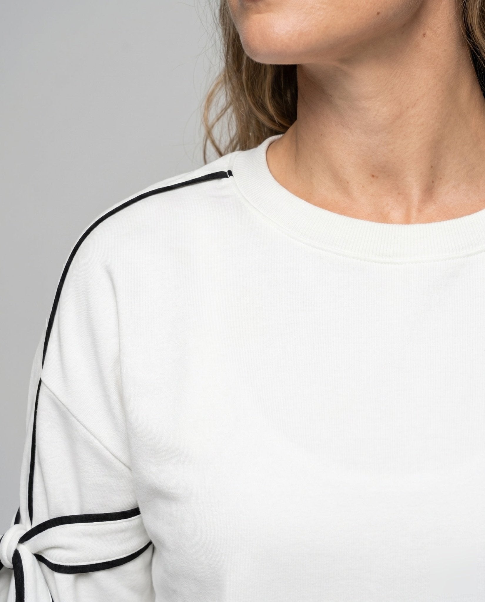 Women’s sweatshirt with fashionable bow details and contrasting accents - Chichicherry