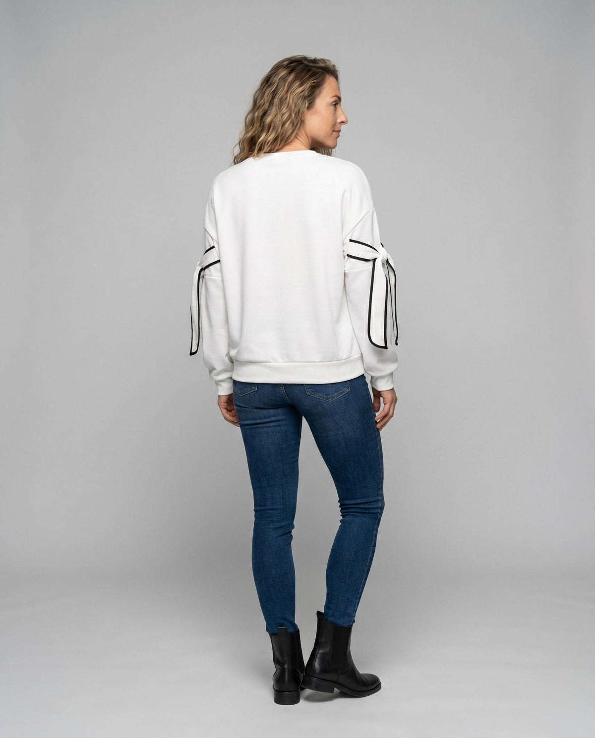 Women’s sweatshirt with fashionable bow details and contrasting accents - Chichicherry