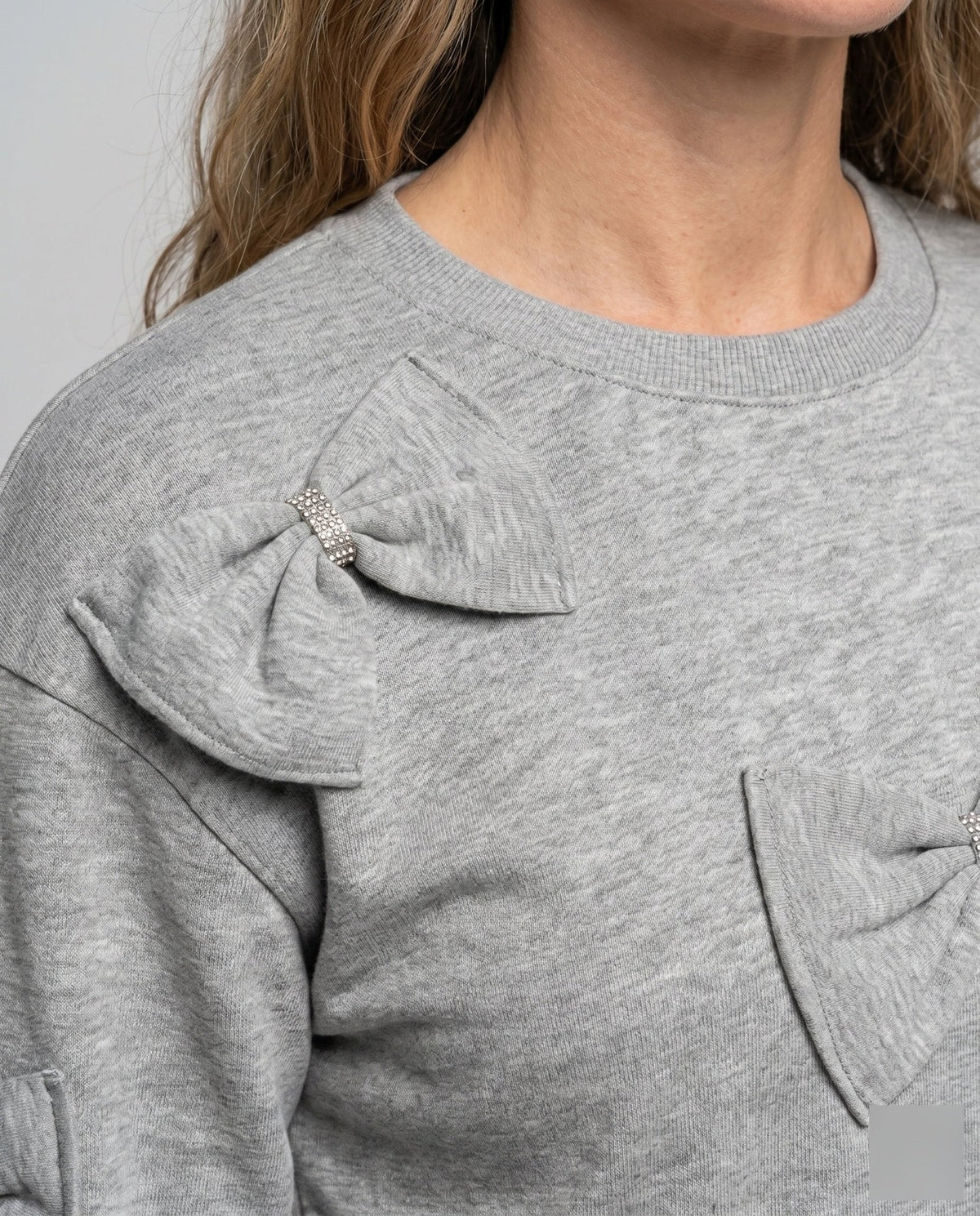 Women's sweatshirt with playful bow design - Chichicherry
