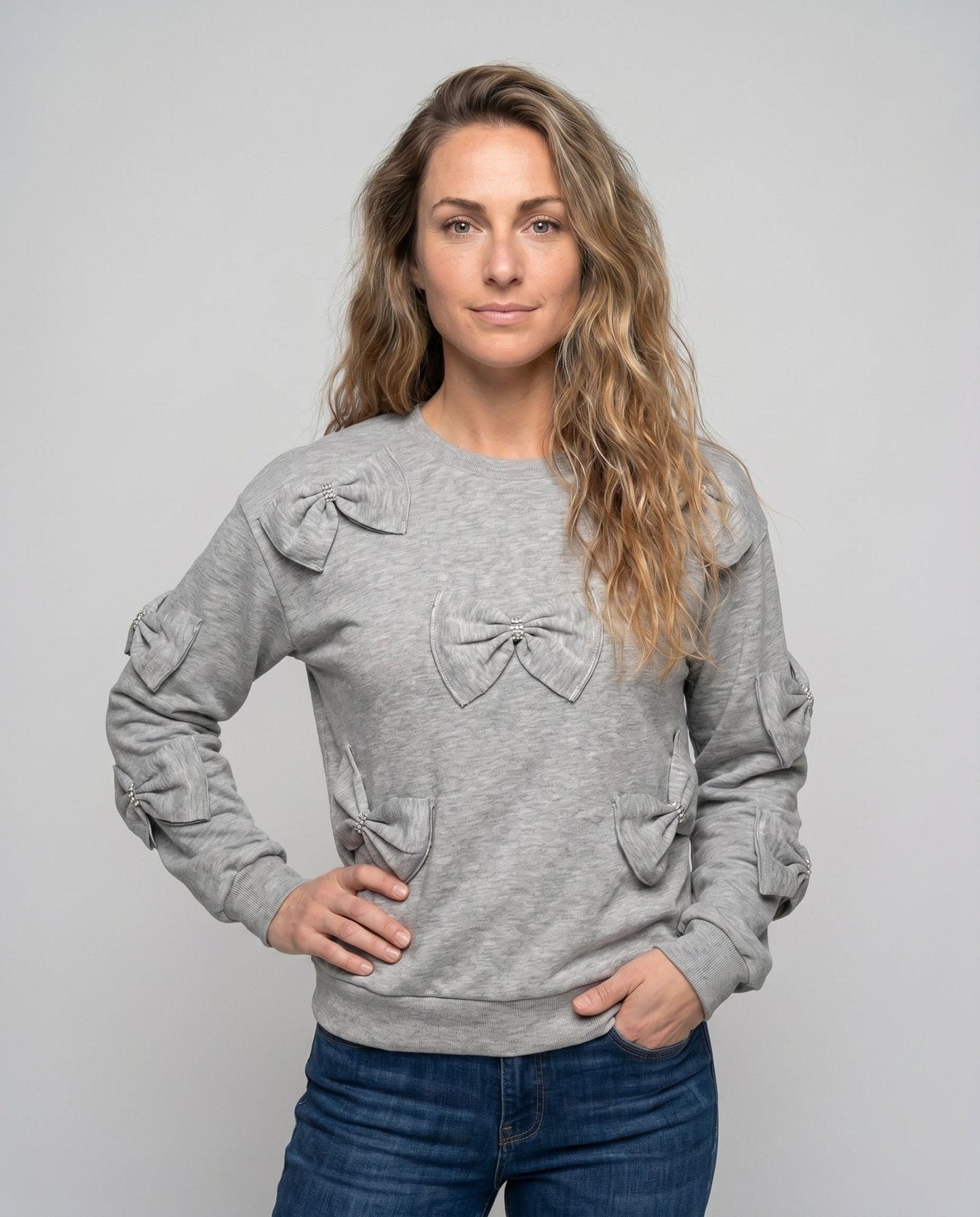 Women's sweatshirt with playful bow design - Chichicherry