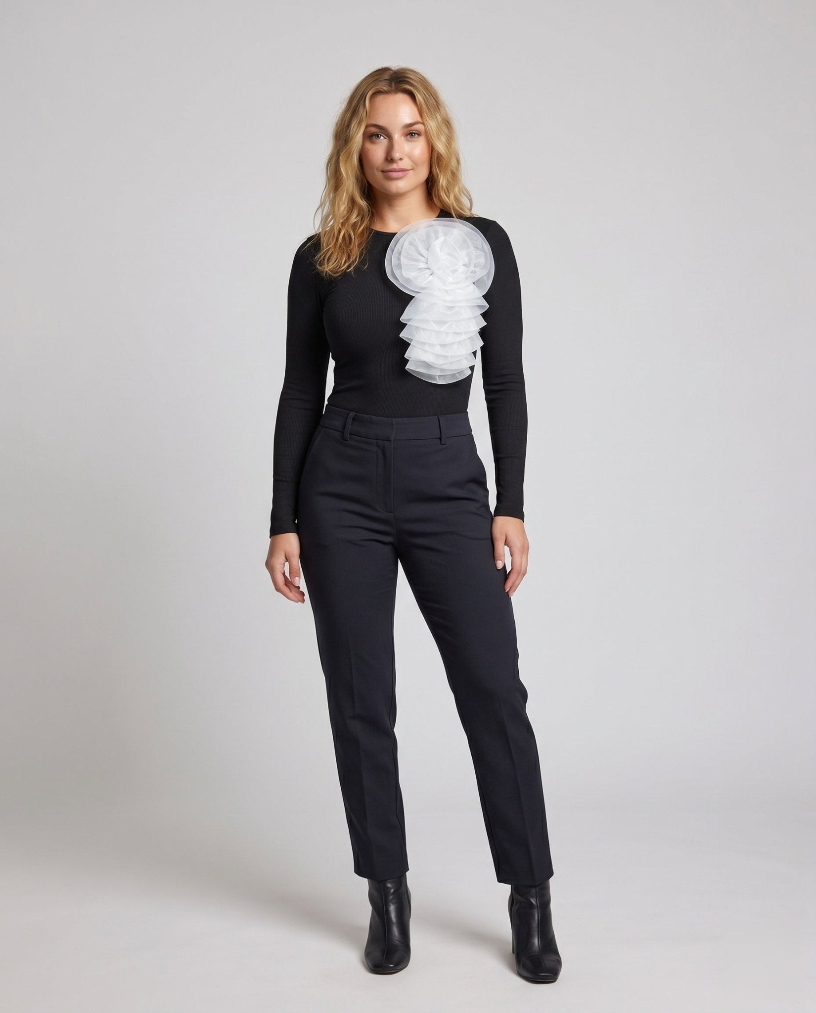 Women's top with elegant ruffles and refined sleeves - Chichicherry