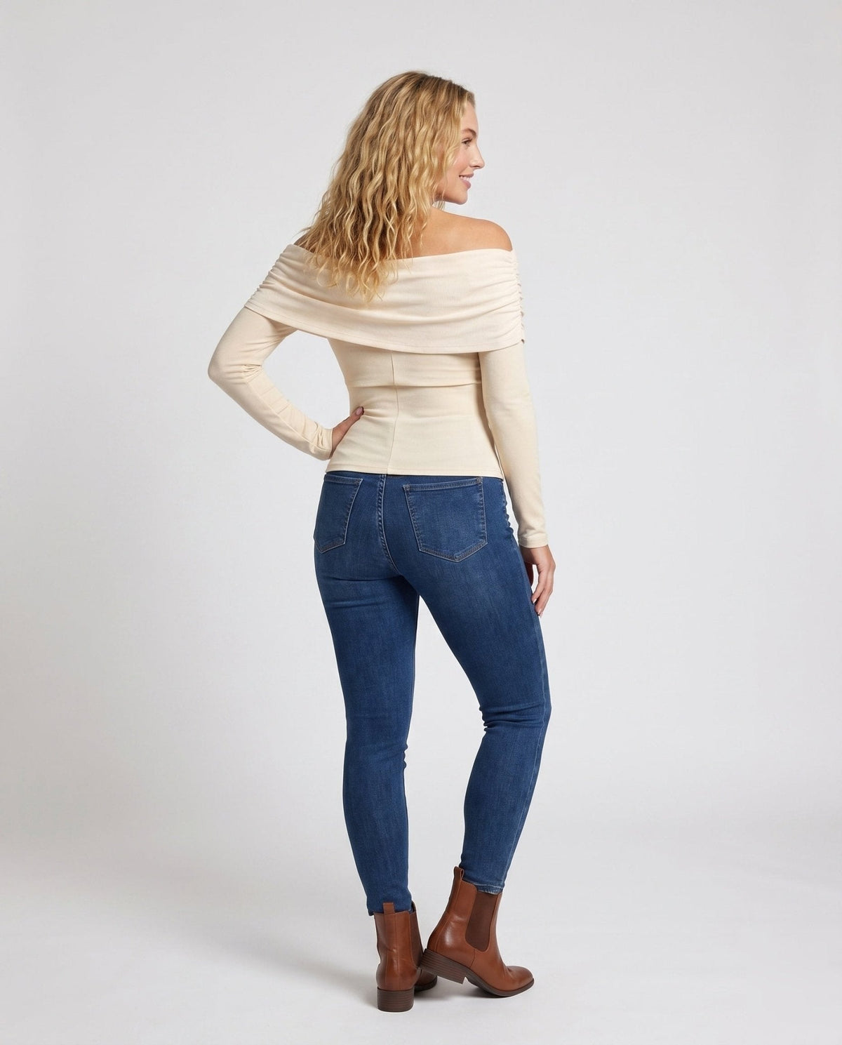 Women's top with elegant shoulder design and long sleeves - Chichicherry