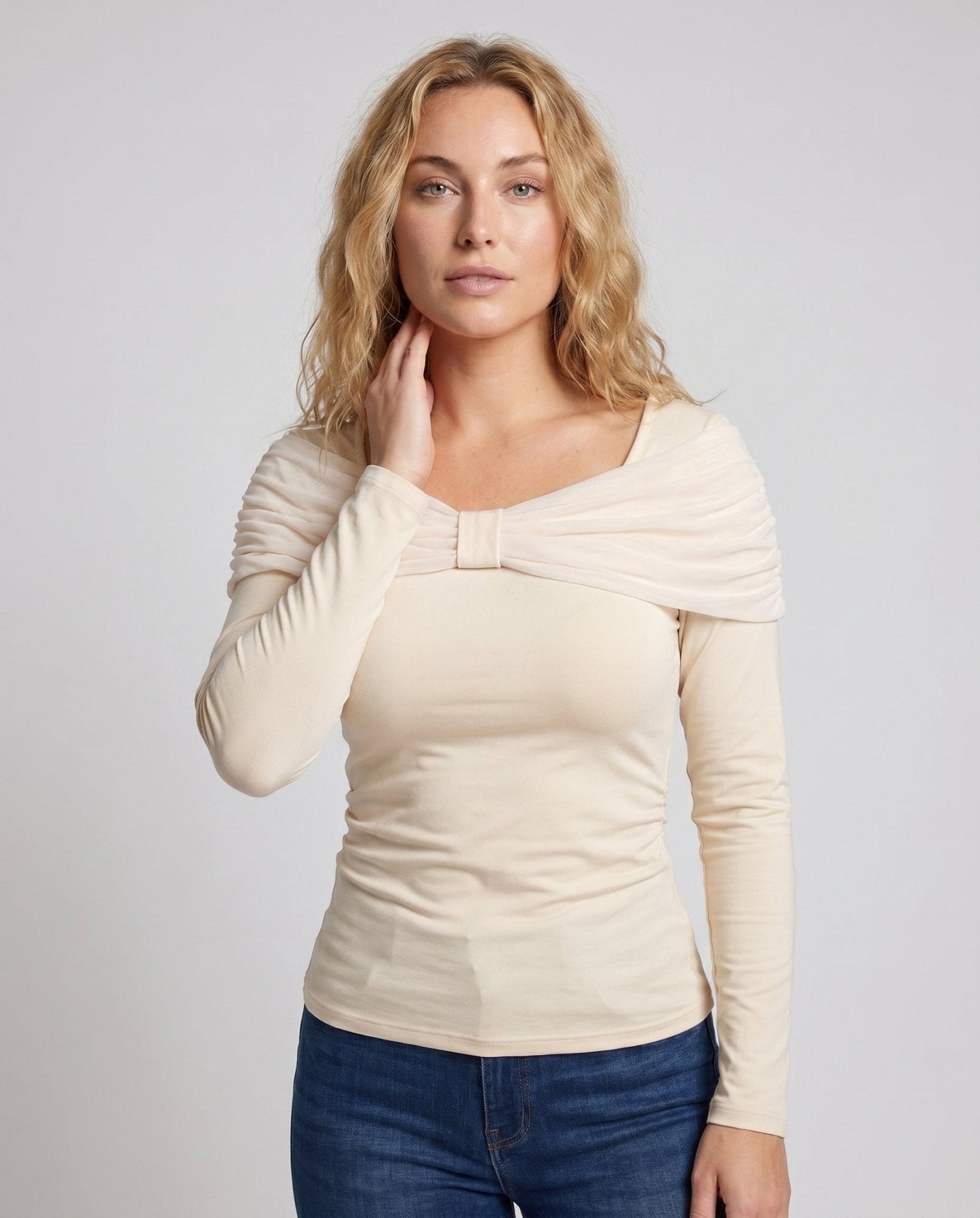Women's top with elegant shoulder design and long sleeves - Chichicherry