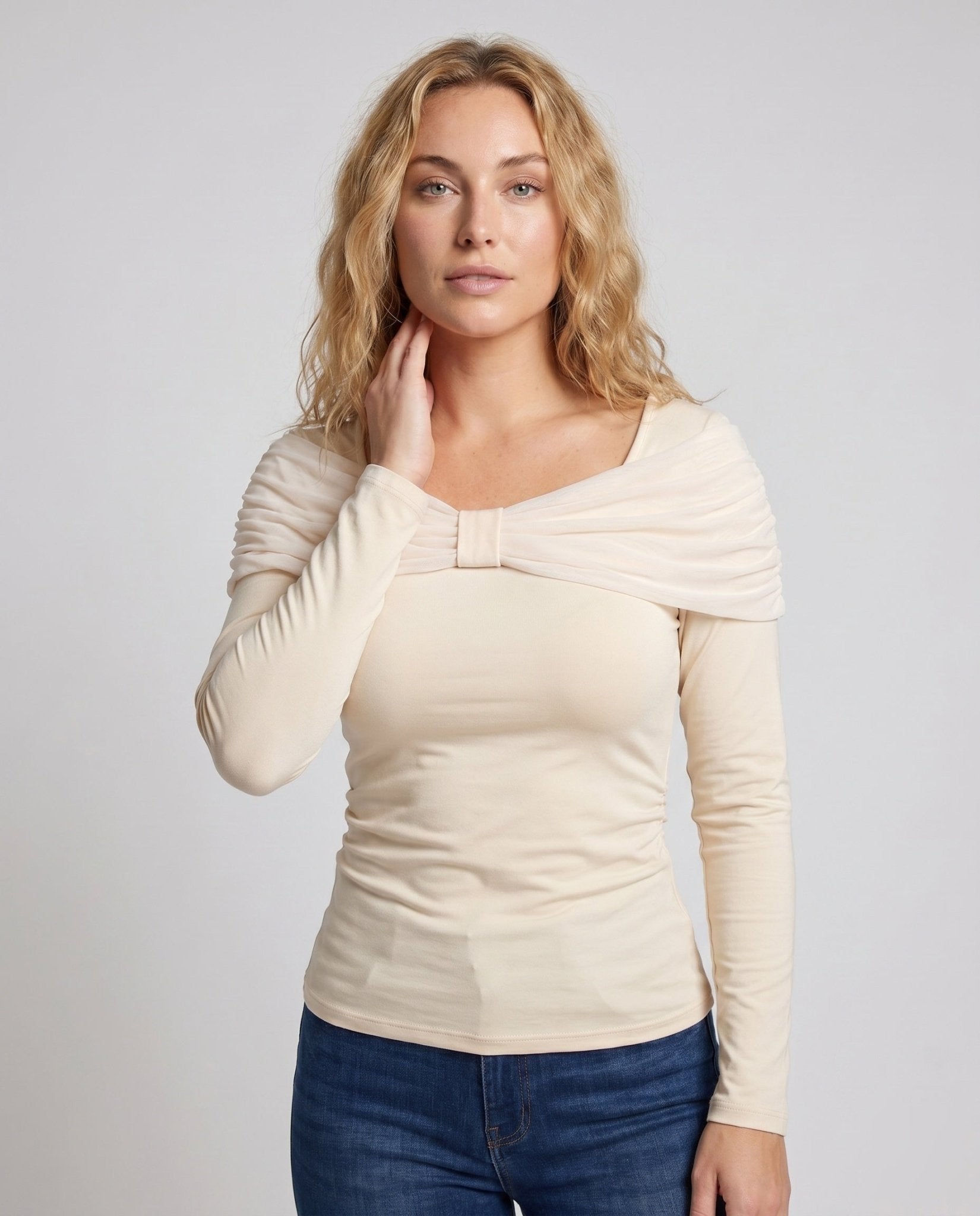 Women's top with elegant shoulder design and long sleeves - Chichicherry