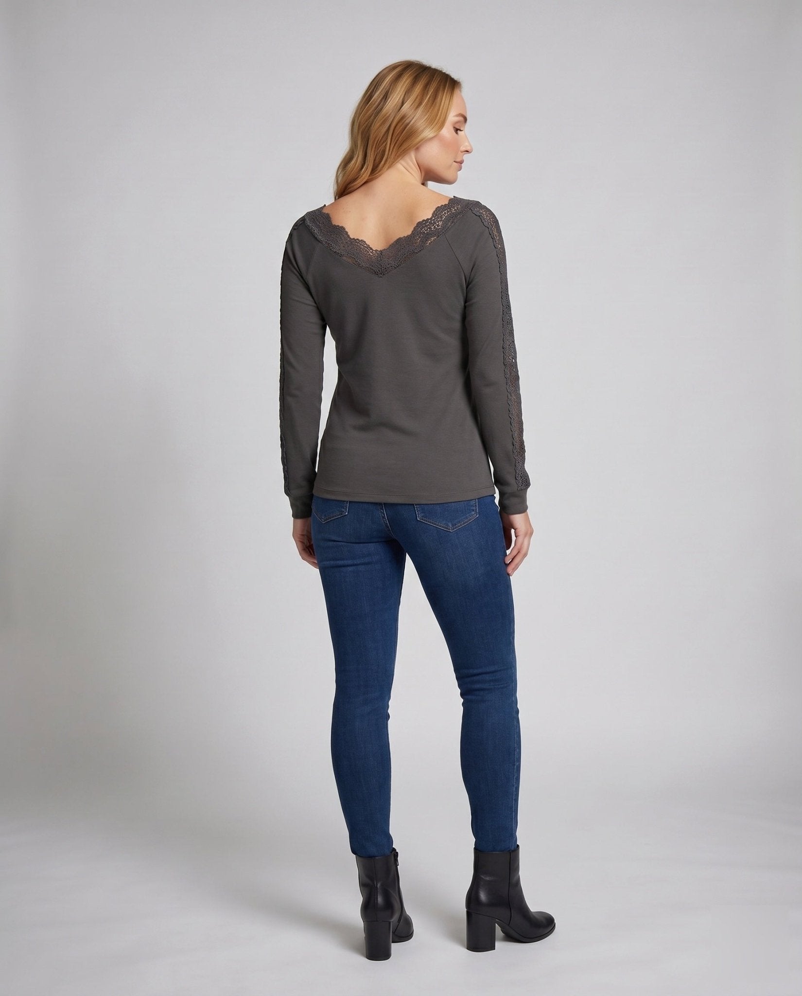 Women's top with lace embellishments and V-neck - Chichicherry