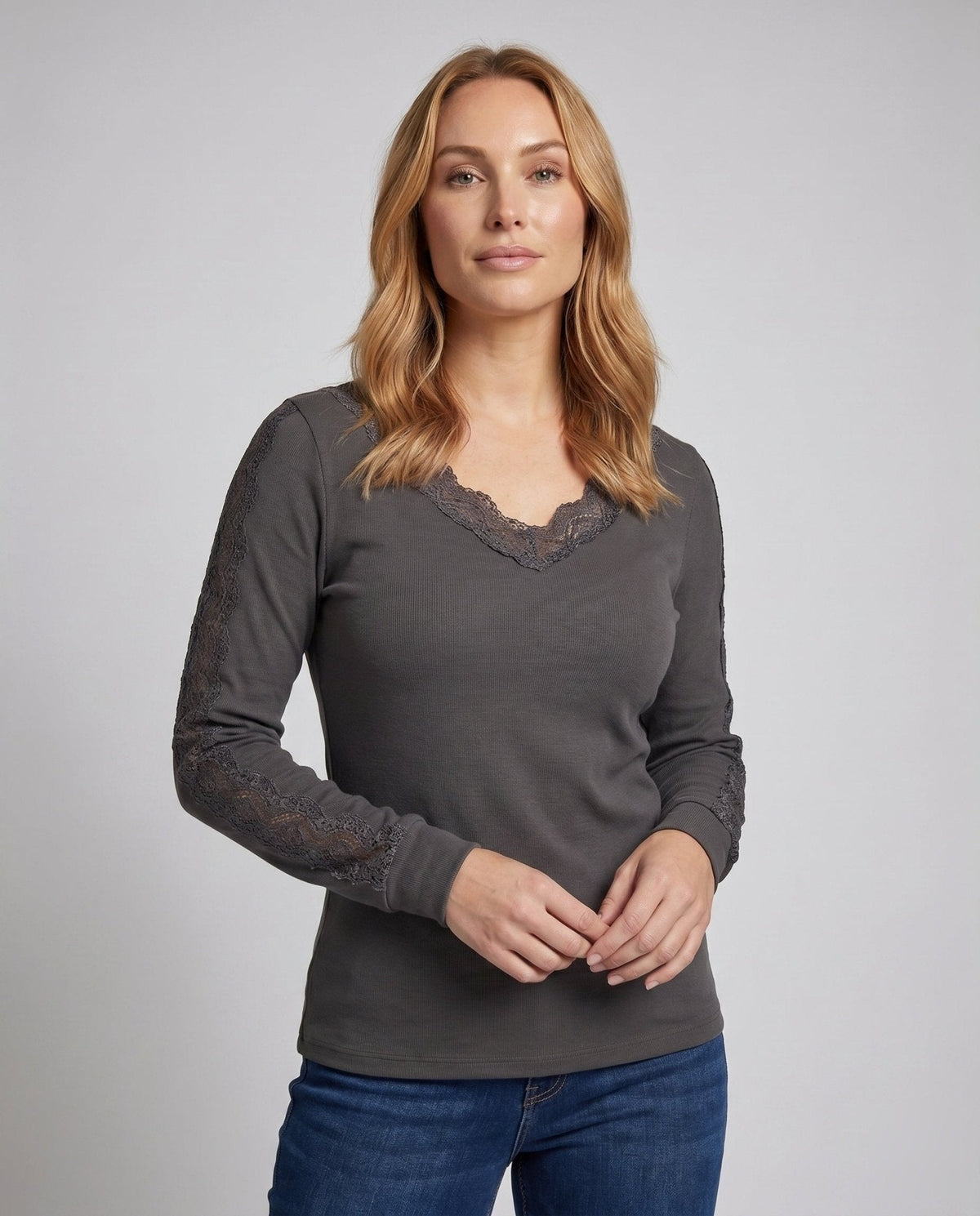 Women's top with lace embellishments and V-neck - Chichicherry