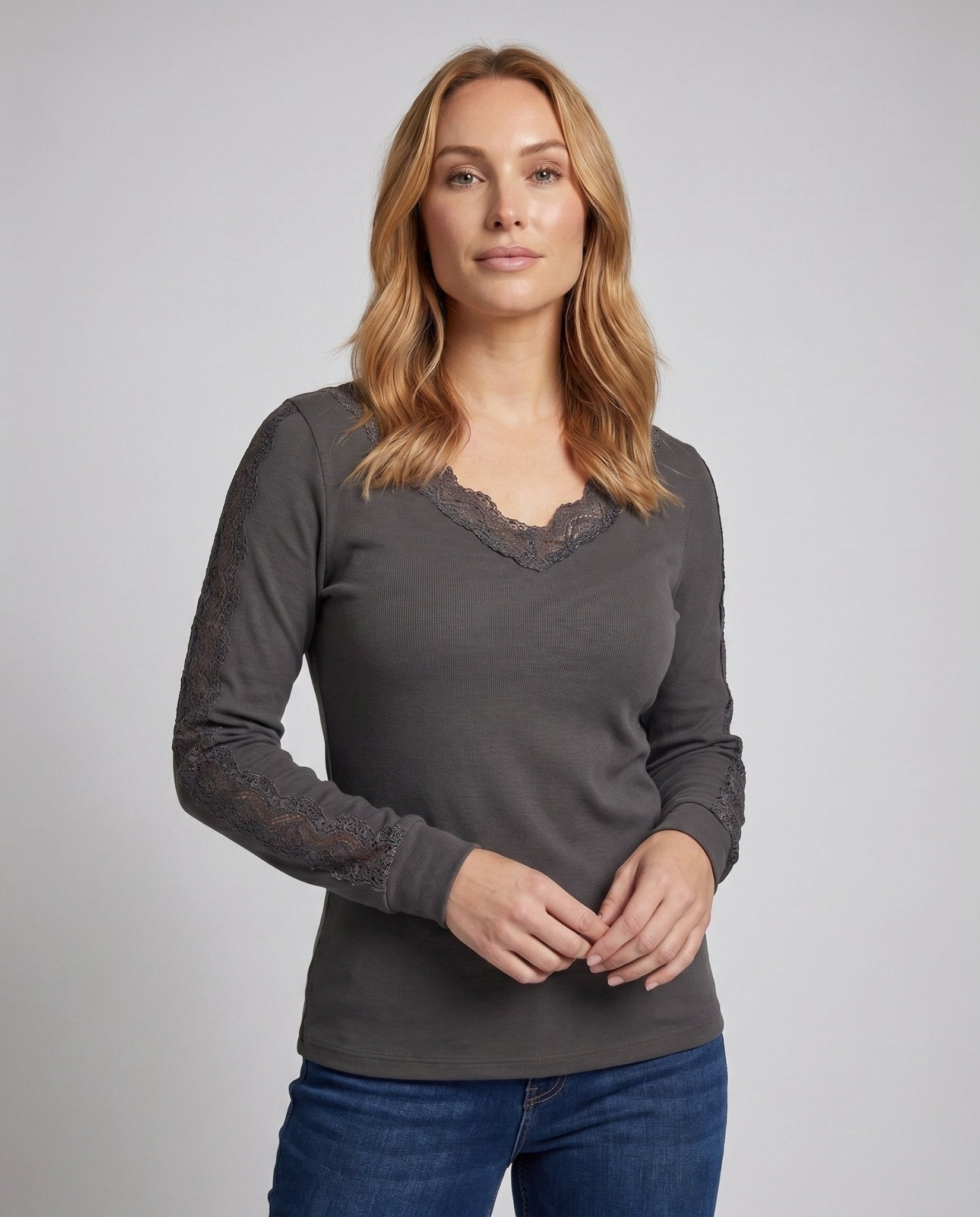 Women's top with lace embellishments and V-neck - Chichicherry