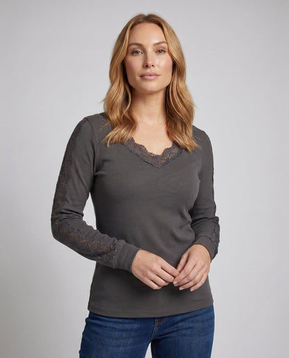 Women's top with lace embellishments and V-neck - Chichicherry